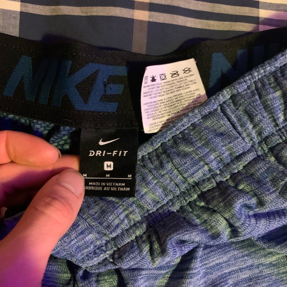 Men’s Nike Dri Fit Training Shorts (Medium) - Picture 2 of 2